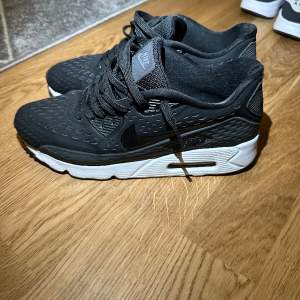 Klassiska Air Max 90 säljs i storlek 40. Båda skorna har hål vid insidan syns på bilden. Men inget man märker när man har på sig skorna. 