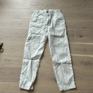 Linne byxor från hm i strl xs - Säljer dom här fina linnebyxorna i en fin vit färg. Jätte bra skick och säljer för dom är för små. Köpt för 350kr. Strl xs