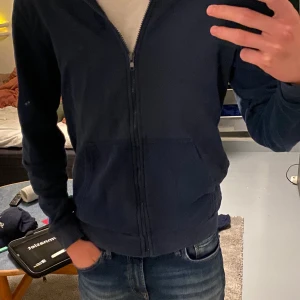 Zip hoodie - En väldigt skön och snygg zip hoodie i färgen mörkblå. Använd några gånger men fortfarande väldigt bra skick.