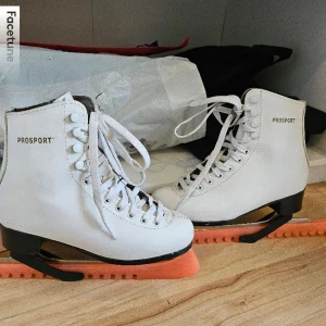 Skridskor  - Storlek 38, använt ca 3 gånger 