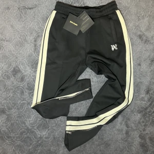 Palm angels - Ett par helt nya palm angels byxor i storlek L men kan öven passa på lite större M. Ifall man vill ha fler bilder så är det bara att kontakta mig😊