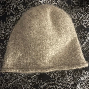 Kashmir mössa - Sjukt snygg mössa från mango som är i 100% kashmir använd endast 3 ggr då jag har en annan🩷🩷