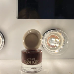 Nagellack  - Ett nagellack som jag fick i min kicks kalender 🎁🎁Aldrig använd💜🛍️