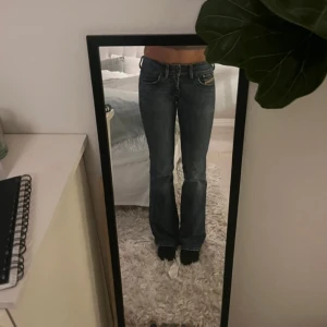 Lågmidjade jeans  - Blå lågmidjade jeans från diesel, supersnygga men säljer då de är lite stora på mig🩷 (första bilden är lånad) strlk 36/s, det är 27 i midjan, men passar även 26