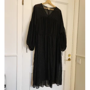 Glittrig klänning stl M - Magisk klänning med rhinestones, mjuk ballongärm och justerbar midja  Stl M från H&M