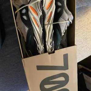 Skor, stl. 44, Herr Yeezy 700 waverunner storlek 44 använda en del    8/10 med originalbox 