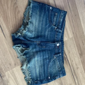 shorts - säljer ett par lowrise shorts från hm!! storlek 38. köptes för 80kr! Frakt betalar köparen!!