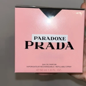 Prada paradoxe 50ml - OÖPPNAD PRADA PARADOXE inplastad. Doftar helt sinnesgott!  Nypris: 1500kr