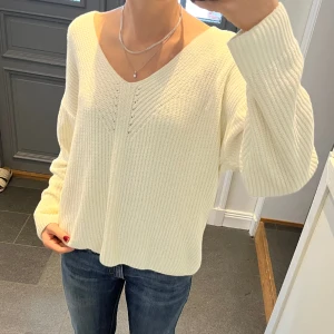 Vit stikad tröja från Mavi - Vit stickad tröja i storlek S. Luddar av sig lite men väldigt fint skick. Fri frakt! Använd gärna köp nu!