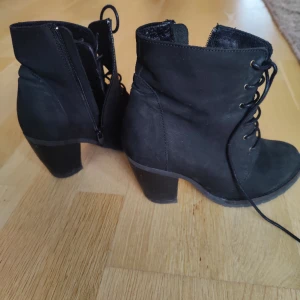 Biancoskor  - De är i använt men ändå i bra skick. Väldigt sköna! 