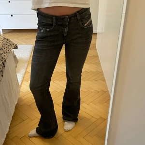 Disel jeans Bootcut  - Säljer nu mina super snygga mörkgråa lågmidjade, bootcut disel jeans i storlek 26x30 då dem inte har kommit till användning för mig och därför endast använda fåtal gånger!! 💕 Köpte för 1200kr och säljer för 700kr