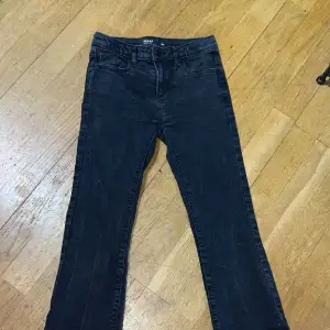 Bootcut jeans med slits från Cubus. Favoriter som Tyvär har blivit för små. Svartgråa 