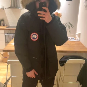 Canada Goose Parka - Hej, säljer nu min Canada Goose jacka då jag tog för stor storlek. Den är storlek XXL men skulle säga att den passar L då jag brukar ha S-M och den sitter lite stort på mig. 