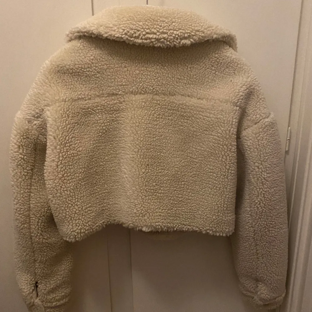 Jätte fin kroppad teddy jacka från pull & bear, nytt skick använd 1 gång. . Takit.
