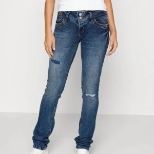 Jeans - skitcoola jeans från ltb!!! Har tagit bort tyget bakom ett hål❤️❤️ Dom är lite långa på mig som är 165 