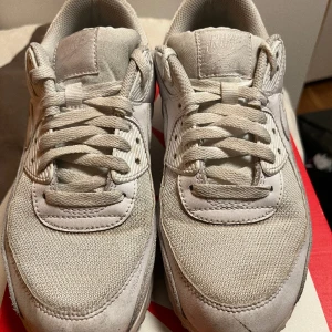Air Max 90 storlek 42  - Air Max 90 i storlek 42 säljs för att jag har vuxit ur dom
