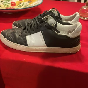 Valentino flycrew  - Tja, säljer nu mina feta  valentino flycrews i färgen grå. Skick 7,5/10. Nypris 7500kr. Tveka inte att ställa frågor. Svarar snabbt. 