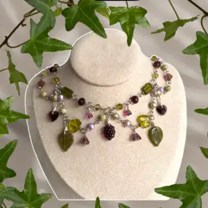 Halsband med recycled sötvattenpärlor (lila) och tjeckiska glaspärlor🍃🍇 