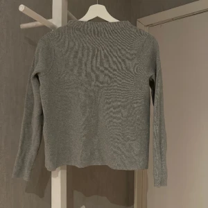 Tröja  - Grå långärmad tröja från Åhléns. Använd få gånger. 💕