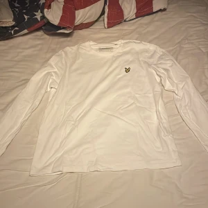 Tröja  - Säljer nu en tröja från Lyle & Scott. Använd en gång då jag tycker den sitter för dåligt på mig.