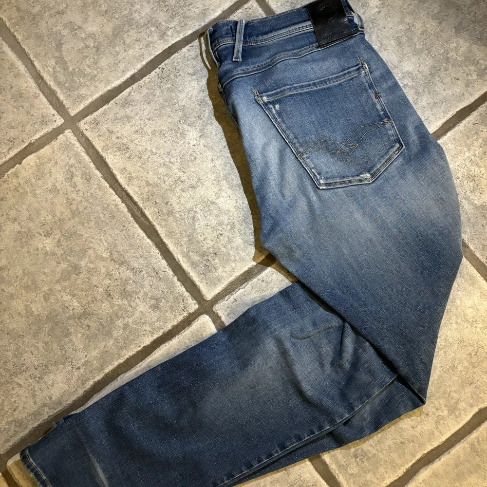 Replay jeans anbass hyperflex | Bra skick | Modellen på bilden är 184cm och bär storlek 32 i jeans | Tveka inte på att höra av dig vid frågor eller fler bilder❕. Jeans & Byxor.