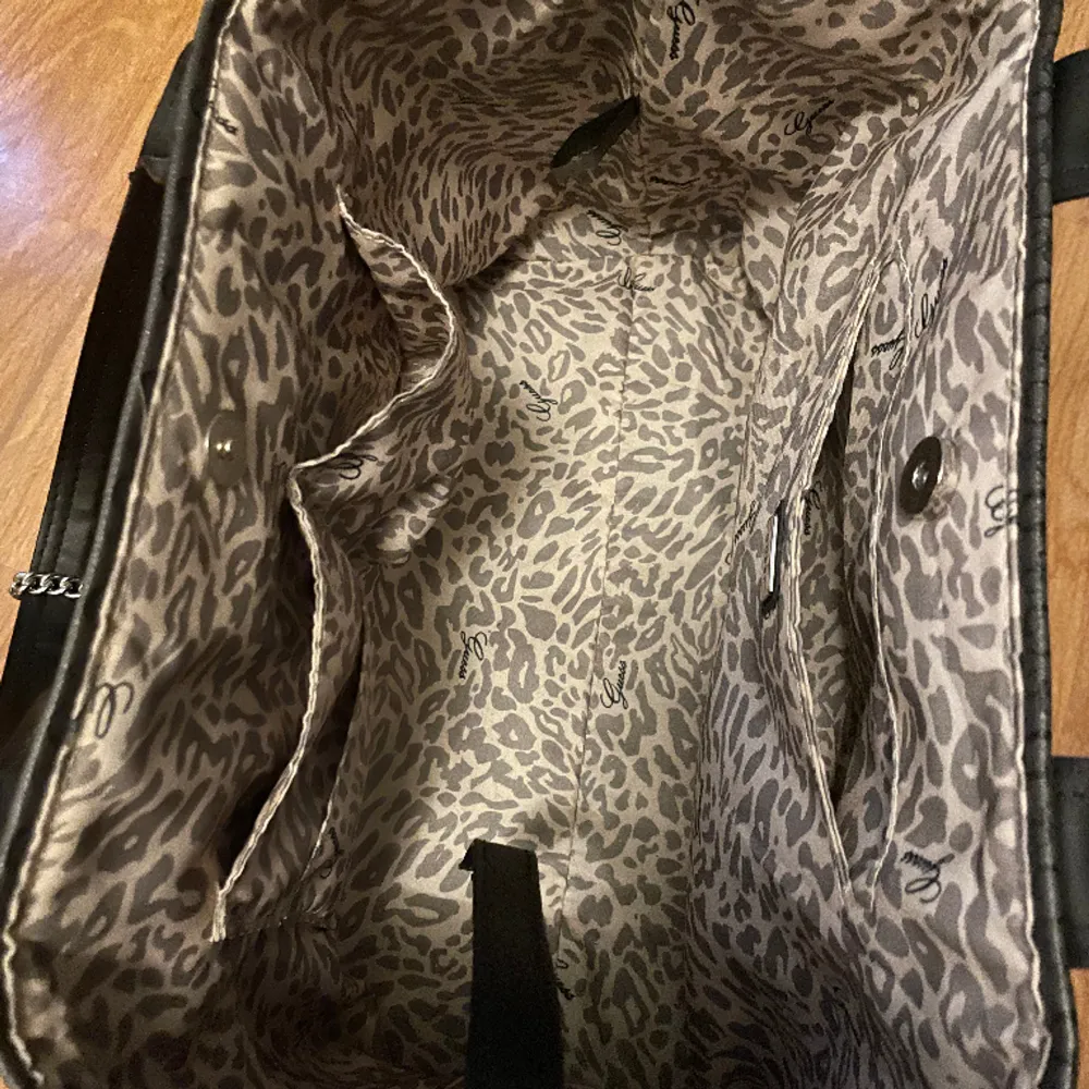 Stor handväska som går att ha i två lägen och stängs med knapp+magnet. Leopardmönstrat foder & har små fickor.  Mått: ca 39x24x15 cm. Väskor.