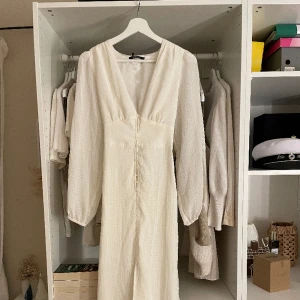 Studentklänning  - Super fin klänning ifrån Gina helt ny. Perfekt student eller mottagnings känning. I storlek 36 men passar som en s-xs. Vid snabb affär kan du får den för 160kr