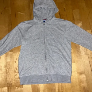 Grå Gant Zip tröja  - Säljer min Gant Zip tröja i färgen grå. Använd fåtal gånger och är i bra skick. Storlek 170 cm (15 år) Pris 300 kr