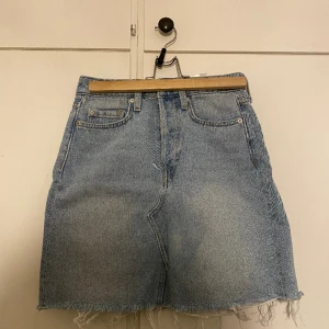 jeanskjol - snygg jeanskjol i en ljus tvätt! ej stretchig💗 använd ett fåtal gånger och har otroligt fin passform🦋🦋