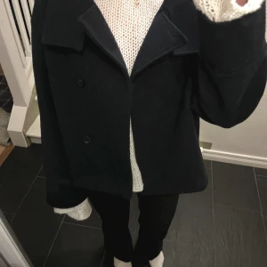 Kort kappa  - Jättefin marinblå jacka från Gina. Varsamt använd och är i bra skick en aning nopprig men inget som märks.