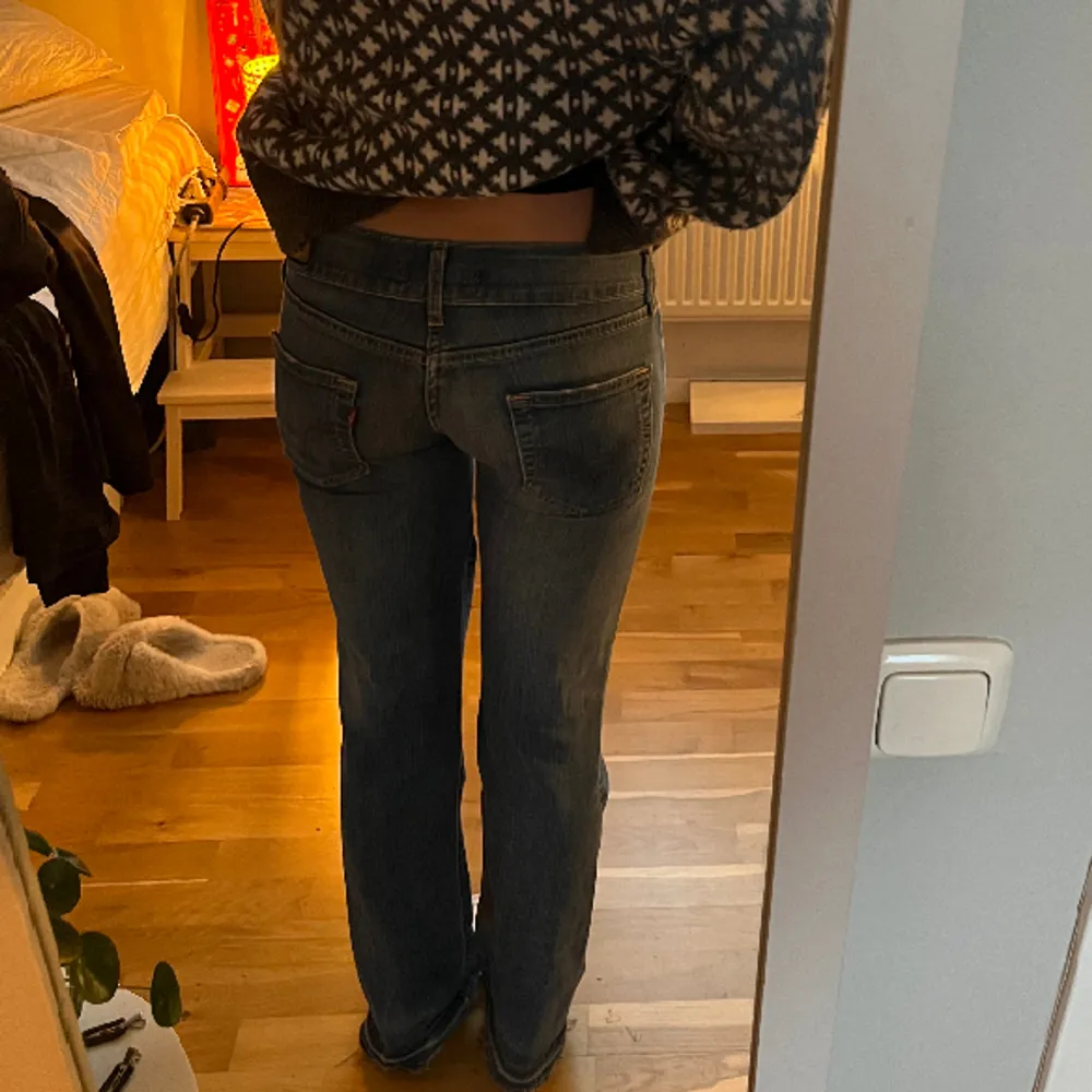 Säljer ett par levis jeans som jag köpte här på Plick! Dem är omsydda så att dem är mer tajta där bak, men absolut inget som syns! Perfekt för mig i längd som är 168!💕. Jeans & Byxor.