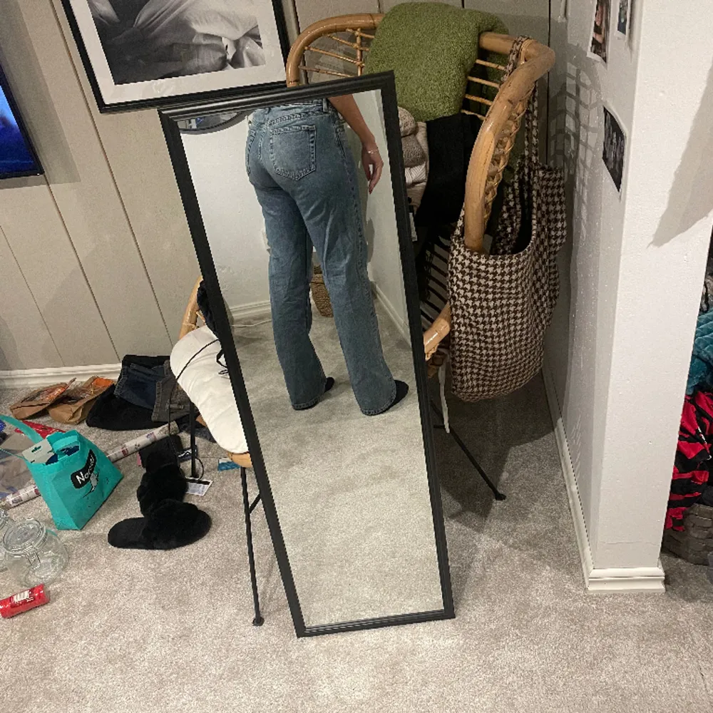 Lågmidjade jeans från Weekday som är använda ett fåtal gånger. Storlek W29 L34, jag är 172cm. Nypris 590kr, hör av dig om du har några frågor:). Jeans & Byxor.