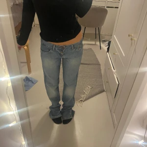 Lågmidjade bootcut jeans  - Lågmidjade bootcut jeans som är helt nya! Midjemått 38cm rakt över, innerbenslängd 84cm