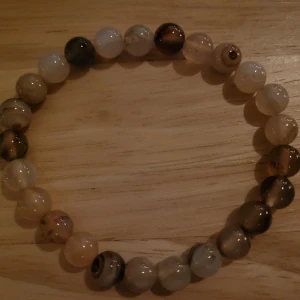 Handgjort Armband - Melerqt. Glaspärlor. Brun. Beige.