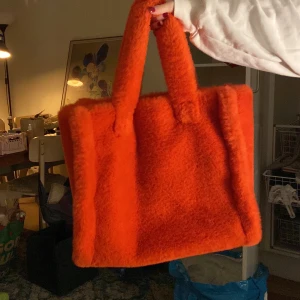 Väska Stand Studios - Suuupersöt röd fluffig väska från Stand Studios 🍓Funkar bra till skolan/gym osv och rymmer jättemycket! Säljer helst för 500kr men pris kan diskuteras! 