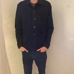 Over shirt  - En schysst overshirt från dressman. Skick 8/10. Moddelen är 185 och väger 65 kilo. Tveka inte på att höra av er vid några funderingar.