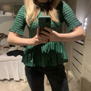 Grön topp - Grön topp med smock! Så fin nu till jul ❤️