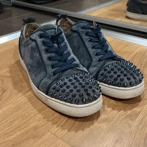 Louboutin skor - Fett sköna loubs i fin blå färg. Säljer dom pga att dom inte passade till o börja med så dom har inte kommit mycket till användning. Saknar tyvärr låda då dom är köpta på plick. Äkta och saknar en nit men inget man märker. (Helst inga byten)