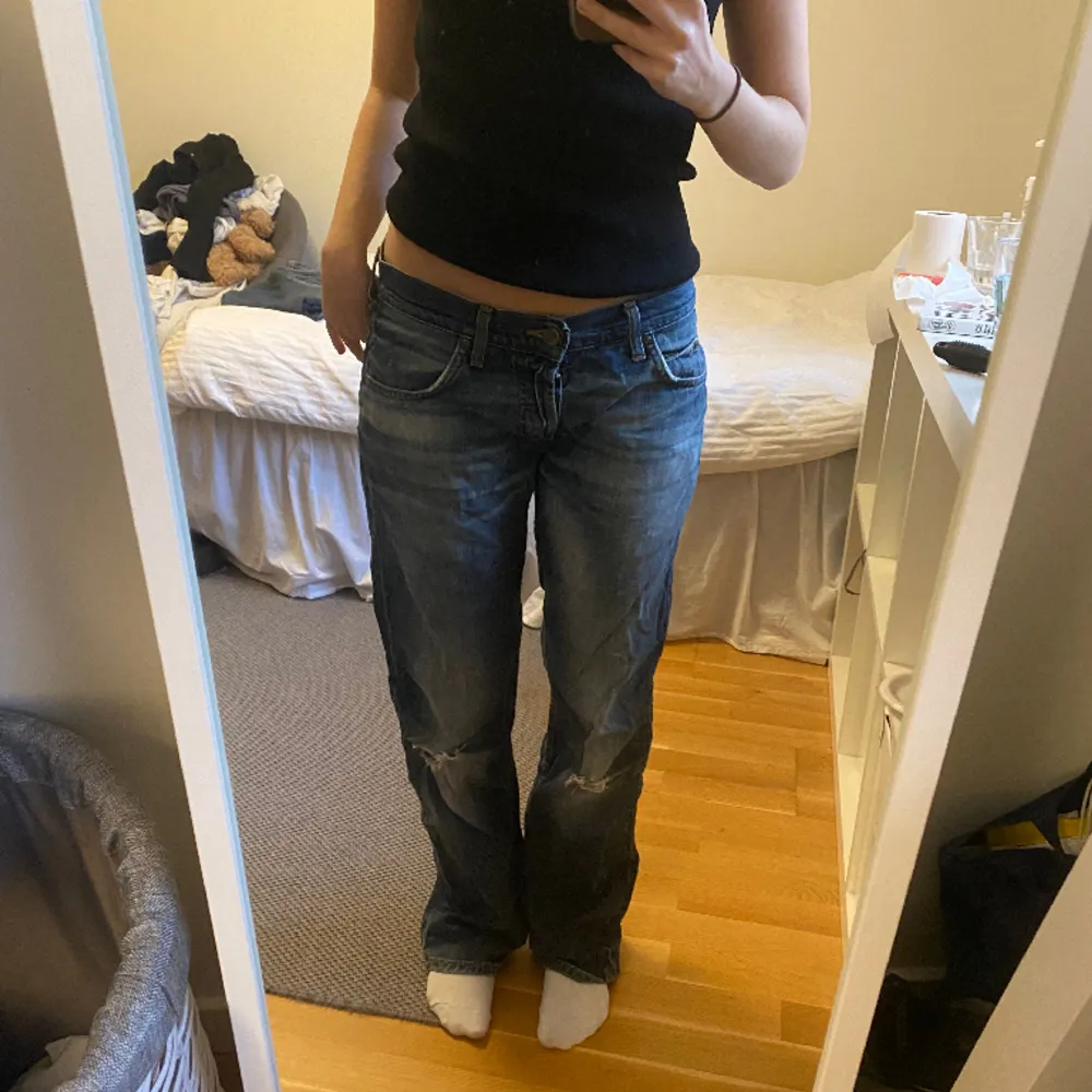 Low waisted raka mörka jeans från Lee med hål i knäna💙 dem är ganska slitna och därav priset. . Jeans & Byxor.