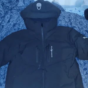 Sail racing jacka - Säljer min gamla sail racing jacka då jag inte använder den längre köpte ddn för 3200 säljer den för 1500 max använt den 2-3 gånger storlek 170 hör av dig om du är intresserad 0739065537