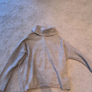 stickad tröja - Säljer den här fina stickade tröjan då den inte kommer till användning längre💕