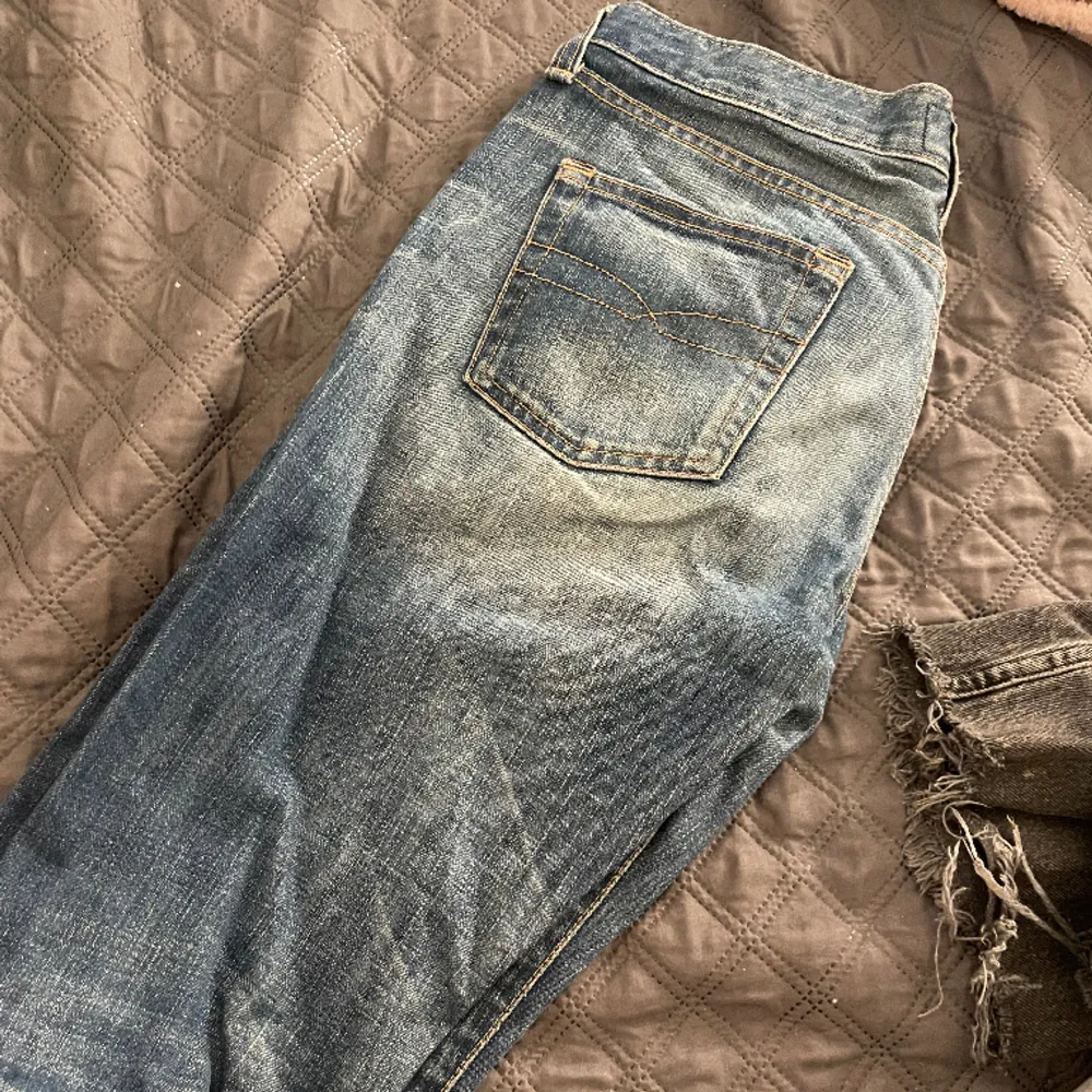 Säljer även ett par jätte fina jeans. Sitter bra på en xs-s dock så har knappen lossnat men det går säkert att fixa enkelt! Dem är i modellen bootcut och väldigt lågmidjade!💗. Jeans & Byxor.