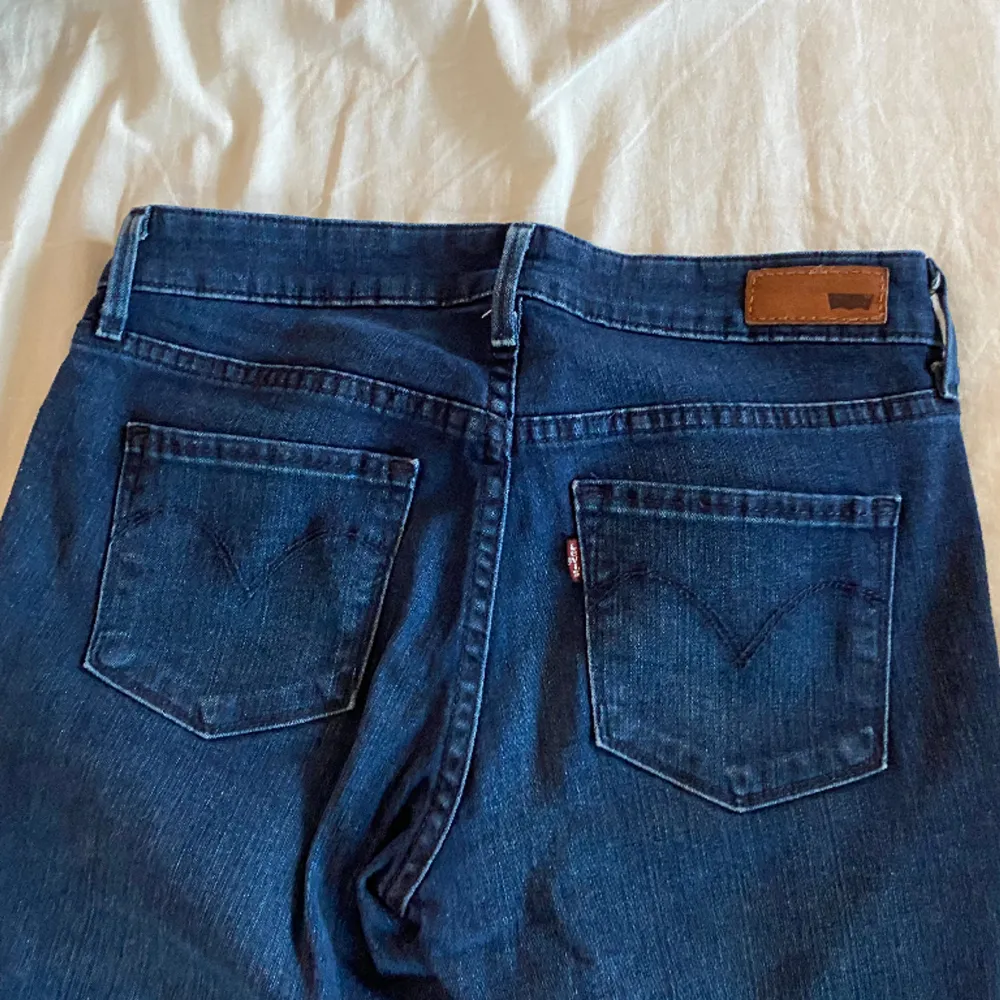 Säljer dem hör Levi jeansen då de inte används då mycket längre  (Lågmidjade). Jeans & Byxor.