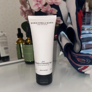 Marie Stella Maris hudvård - Detta är en body scrub som ska återfukta huden med formula 97% naturliga ursprung som är 100% vegan! Helt oanvänd och ny men utan paket då jag köpt ett tag sen