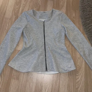 Dragkedjströja - Grå Dragkedjströja i storlek M