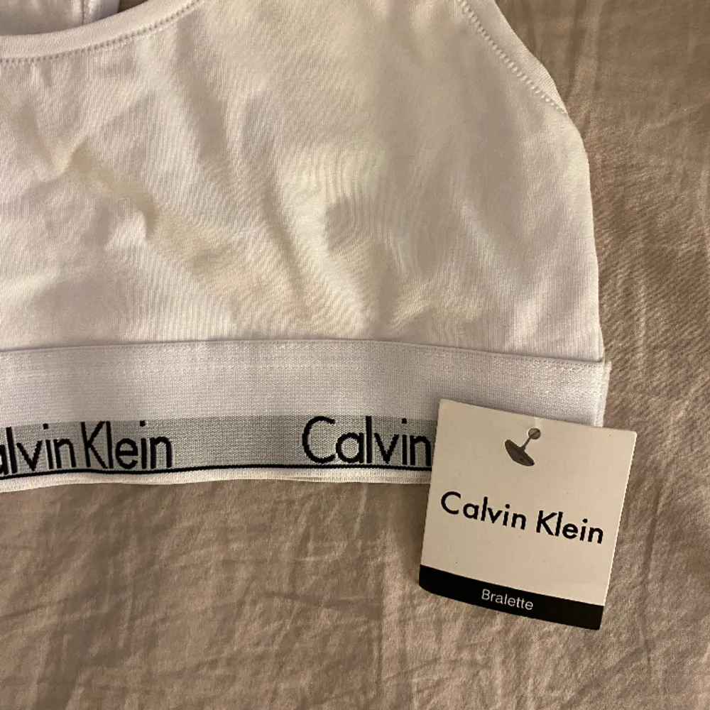 Säljer min helt nya och oanvända Calvin Klein bralette eftersom jag råkade köpa fel storlek. Köpt för 389kr och den är i storlek s, lapp sitter fortfarande kvar (se på sista bild). Pris går att diskuteras💕   och lappen sitter fortfarande kvar. Toppar.