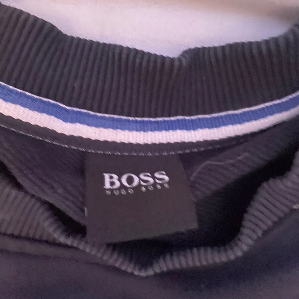 Säljer nu min boss sweatshirt för har ingen användning av den längre. Inget fel på den och knappt använd. Fråga på bara och pris kan diskuteras.. Hoodies.