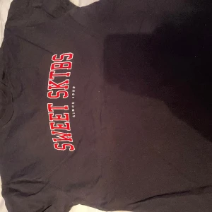 Sweet skbts T-shirt  - Säljer nu min svarta snygga T-shirt för har inte användning av den längre. Inget fel på den och hör av dig vid intresse.