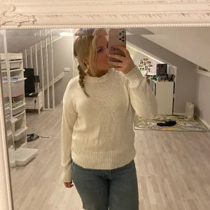 Stickad tröja  - Vit stickad tröja i storlek S säljer då jag har andra tröjor som kommer t användning före denna men passformen är väldigt fin, även sparsamt använd 