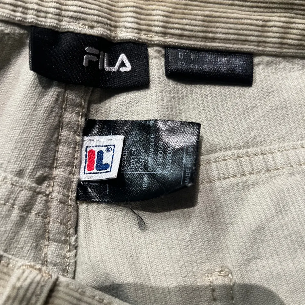 Manchester/corduroy byxor från Fila. Storlek är 36 i midjan men är egentligen lite mindre då de passar mig som brukar ha 32. Är osäker storleken i längden men jag är 185cm lång. . Jeans & Byxor.